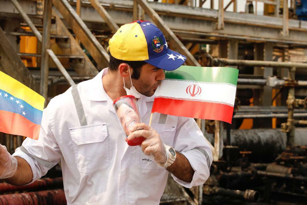 بوسیدن پرچم ایران توسط فرمانده نفتکش فورچین+عکس