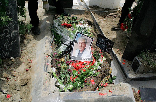 خاکسپاری غریبانه پدر طنزنویسی ایران+عکس