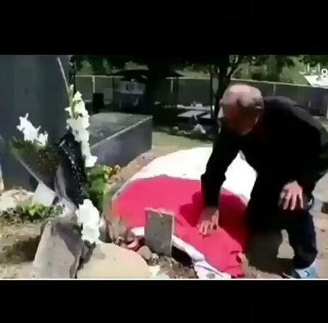 بی‌قراری پدربزرگ رومینا کنار قبر نوه‌اش+عکس
