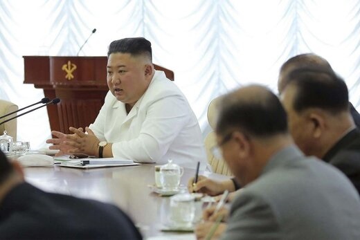 رهبر کره شمالی با لباس جدید ظاهر شد+عکس