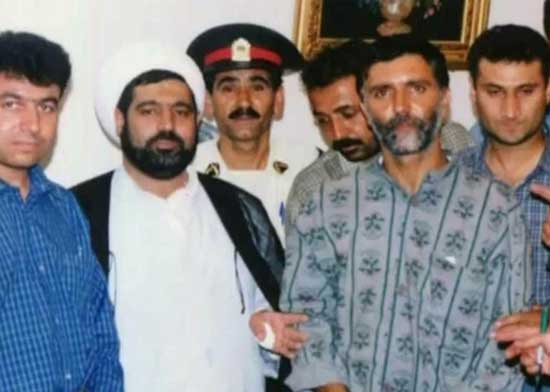قاضی منصوری در کنار قاتل زنجیره‌ای مشهد+عکس