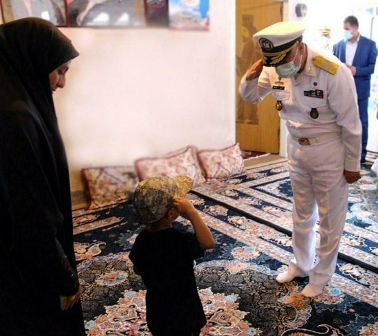 ادای احترام فرزند کوچک شهید کنارک به فرمانده ارتش+عکس