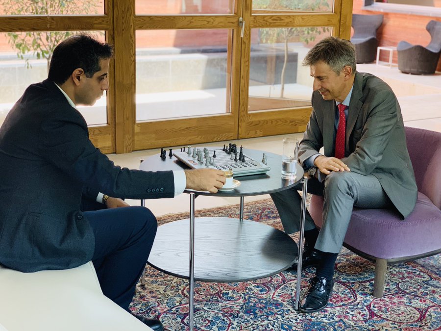 بازی سفیر سوئیس با شطرنج باز ایرانی+عکس