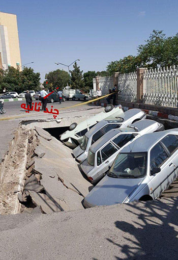 نشست زمین در تبریز خودروها را در خود فرو برد+عکس
