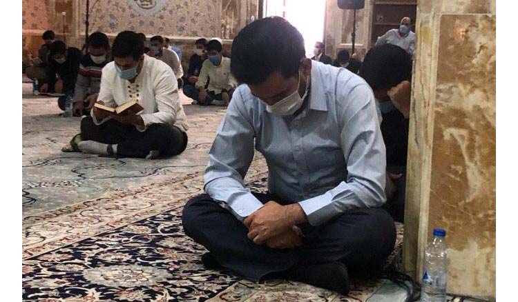 وزیر جوان با ماسک در مراسم دعا +عکس