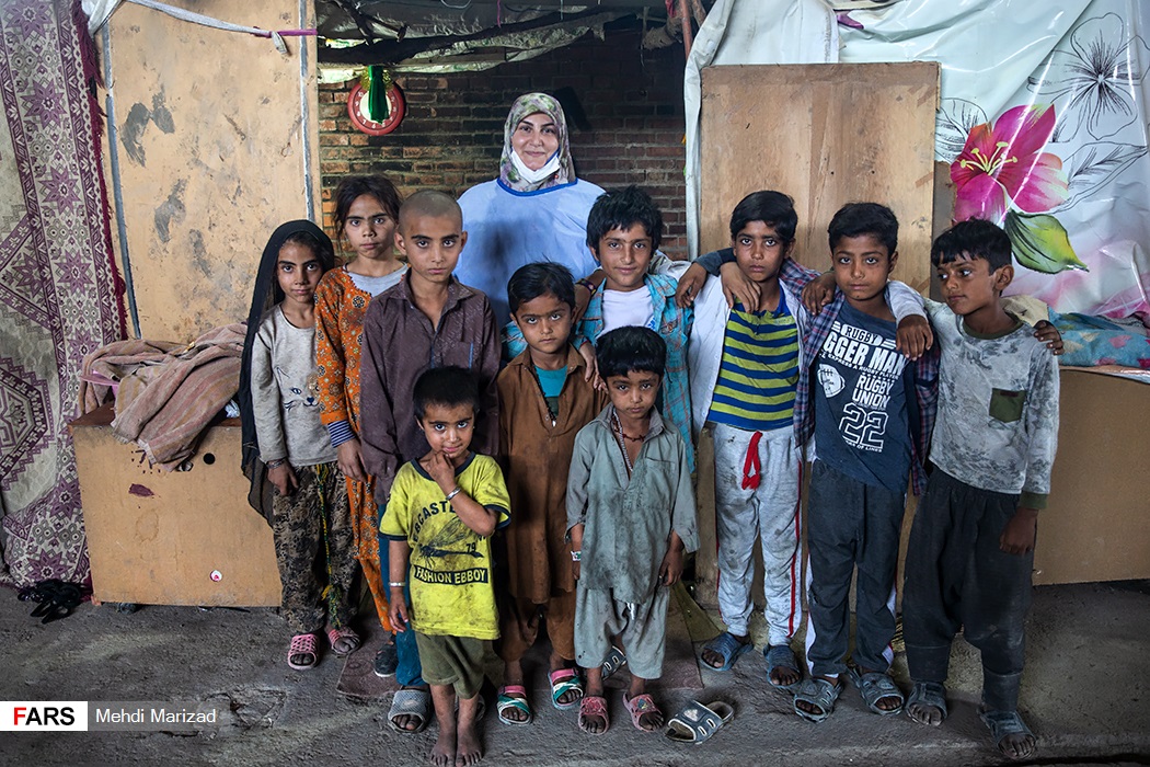 کمک بچه هیاتی‌ها به زاغه نشینان پاکستان+عکس