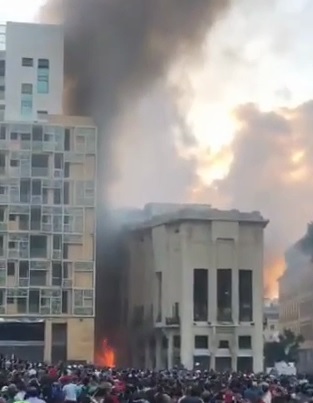 مرکز بیروت در آتش می‌سوزد+عکس