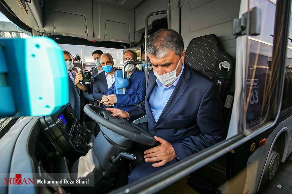 وزیر ایرانی پشت فرمان اتوبوس+عکس 