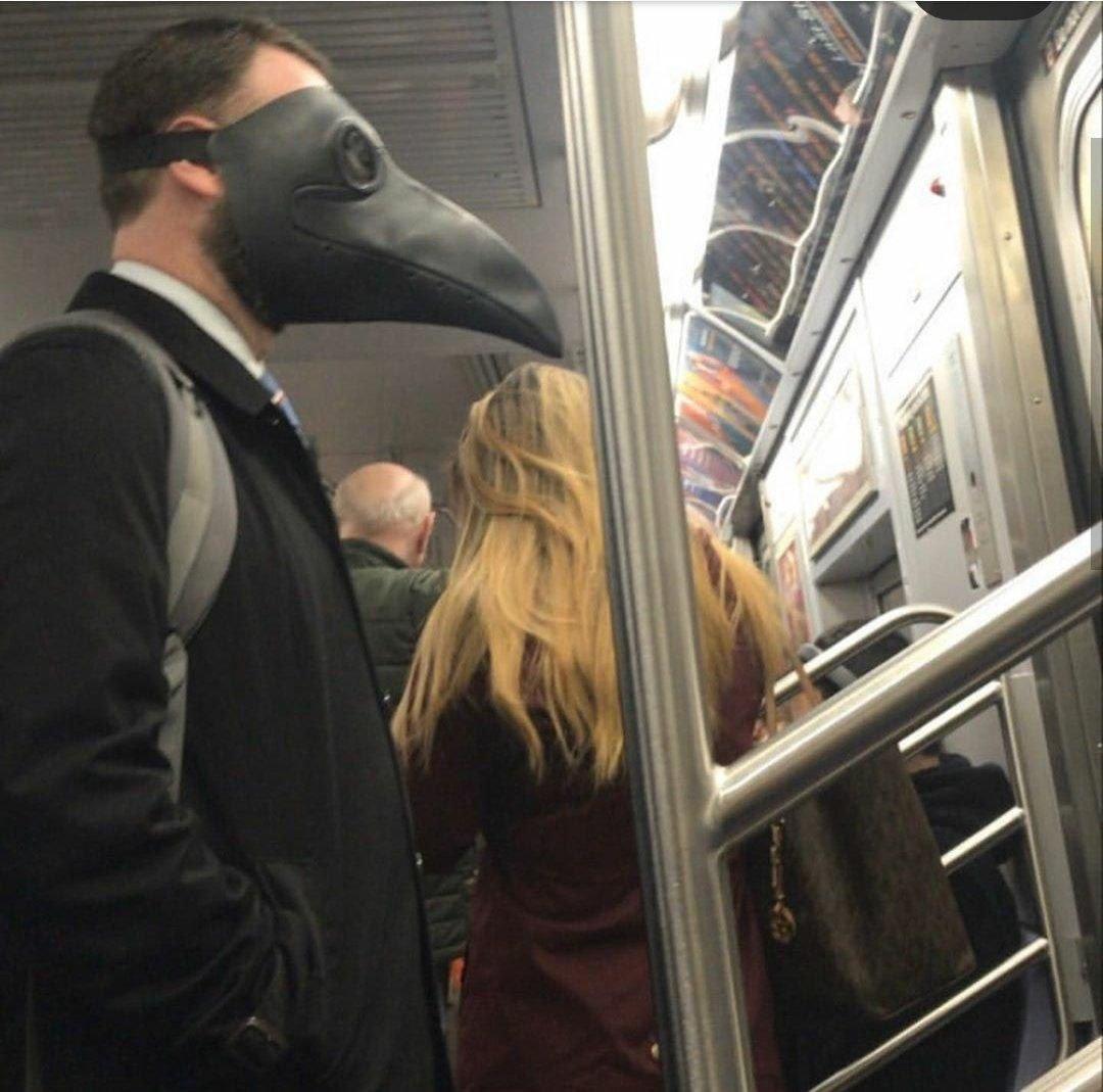 مردی با ماسک ترسناک در مترو +عکس 