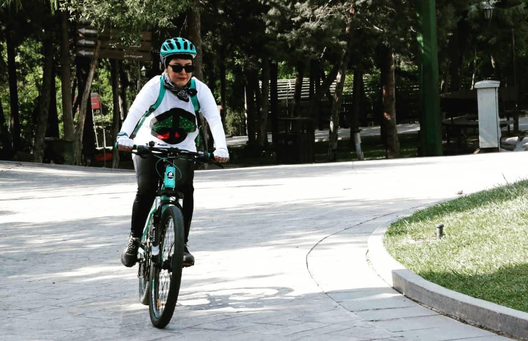 دوچرخه سواری خانم بازیگر در پارک+عکس