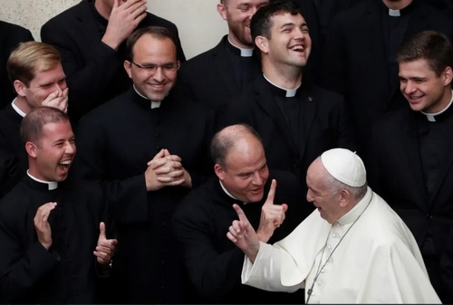 خوش و بش پاپ با روحانیون جوان +عکس