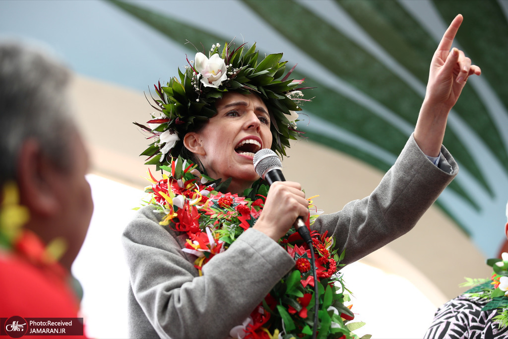 نخست وزیر نیوزیلند با تاج گل روی سرش بین مردم+عکس