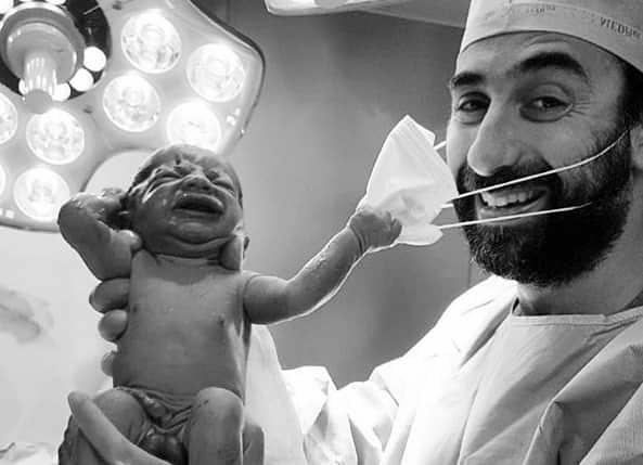 لحظه دیدنی به دنیا آمدن یک نوزاد در دبی + عکس