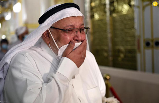 گریه نمازگزار سعودی پس از باز شدن مسجدالحرام+عکس