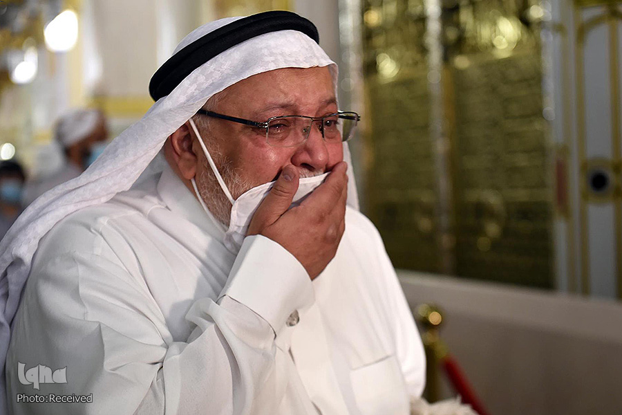 اشک های زائران عربستانی هنگام گشوده شدن درب مسجد الحرام + عکس