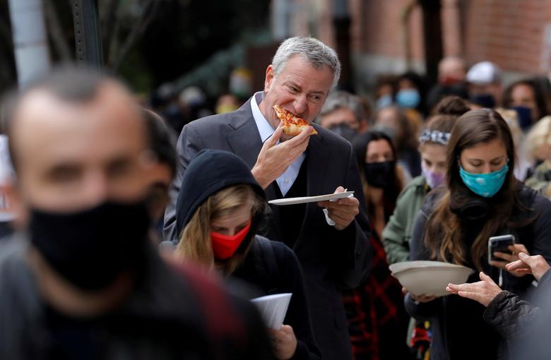 پیتزا خوری شهردار نیویورک در صف رای+عکس