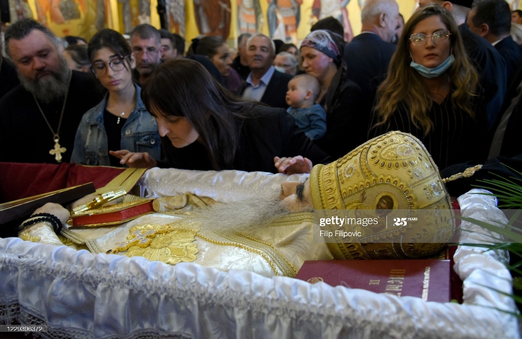 مردم در حال دیدن جنازه رهبر کلیسای ارتدکس+عکس