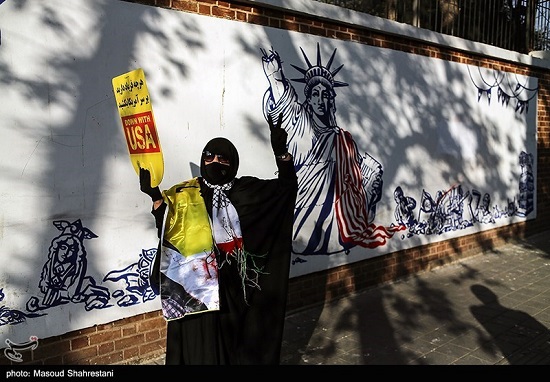 ۱۳ آبان متفاوت مقابل سفارت سابق آمریکا در تهران+عکس