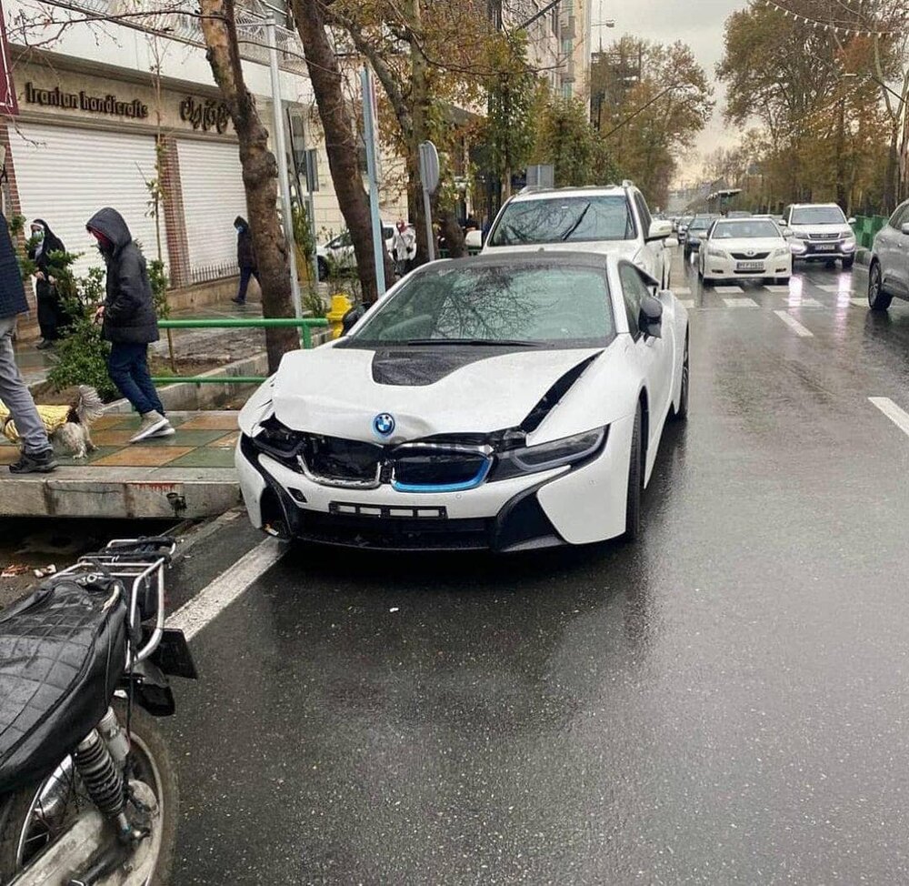 تصادف موتور و بی ام و در تهران با خسارت بالا+عکس تصادف موتور و بی ام و در تهران با خسارت بالا+عکس