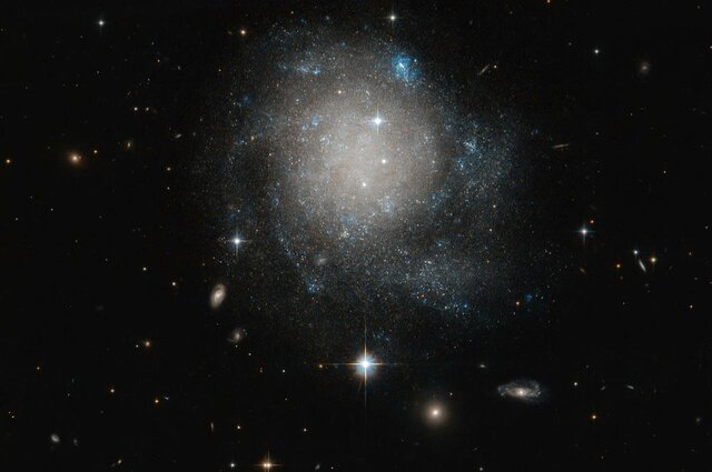  تصویر هابل از یک کهکشان کم‌نور