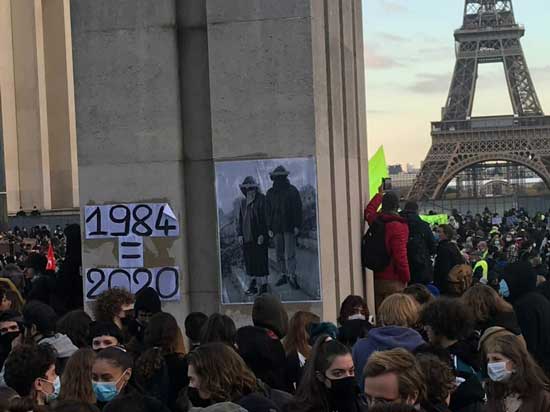 تصویر پر معنا از تظاهرات پاریس+عکس