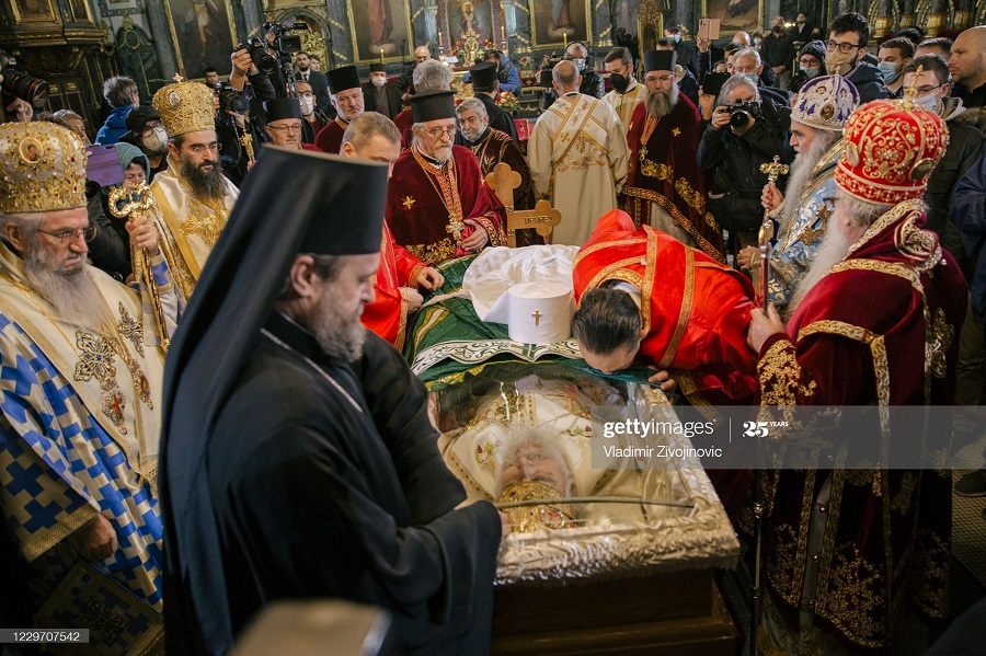 بوسه بر جنازه پدر مقدس کرونایی+عکس