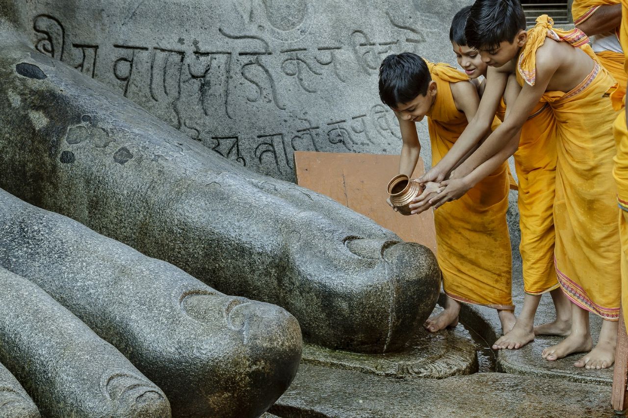 بازیگوشی بچه ها در معبد هندوها+عکس