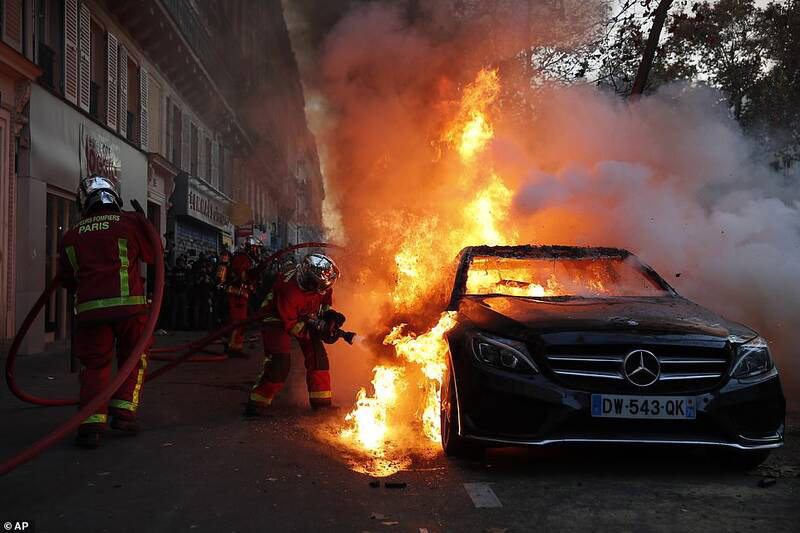 آتش زدن خودروی لاکچری در تظاهرات+عکس