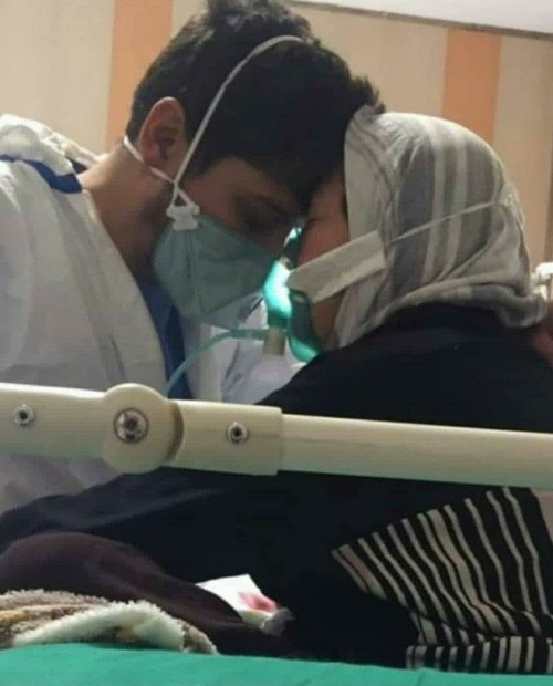 تصویر پرستار ایرانی و مادر کرونایی‌اش جهانی شد+عکس