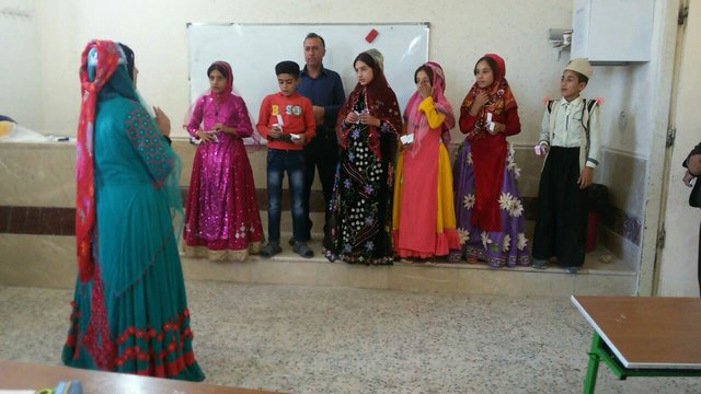 حضور دانش‌آموزان یک روستا در کلاس درس با لباس محلی+عکس