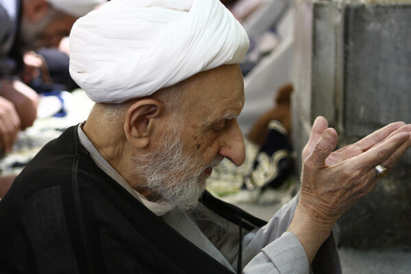 نماز اول ماه قمری که آیت‌الله بهجت به خواندن آن مداومت داشتند
