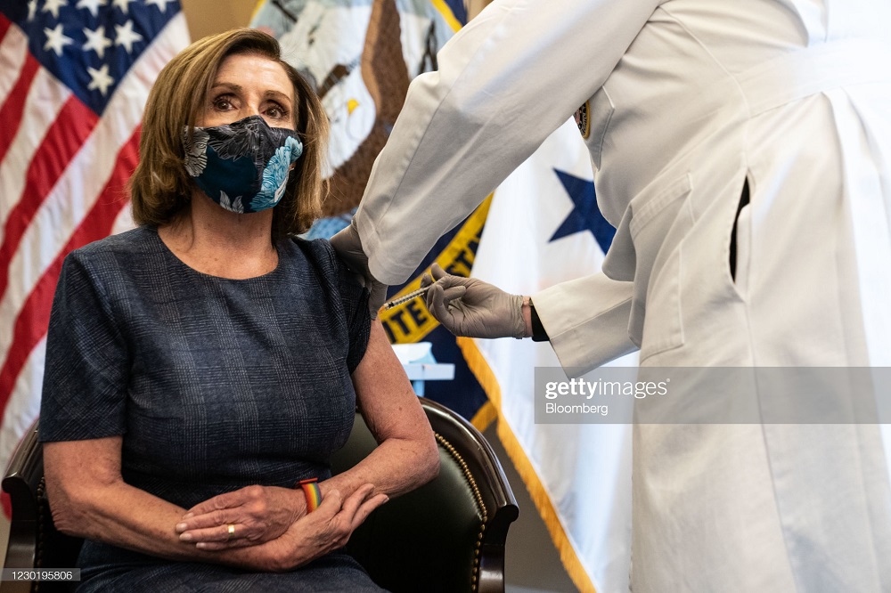 نانسی پلوسی در حال تزریق واکسن کرونا+عکس