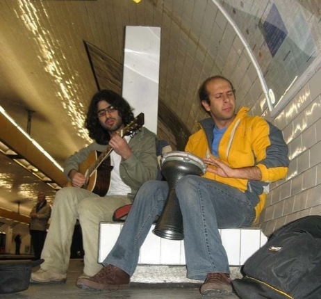 بازیگر معروف ایرانی در حال نوازندگی در متروی پاریس+عکس