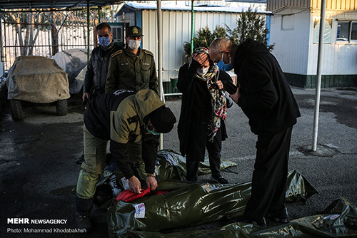 تصاویر دردناک از شناسایی جانباختگان سقوط بهمن تهران+عکس