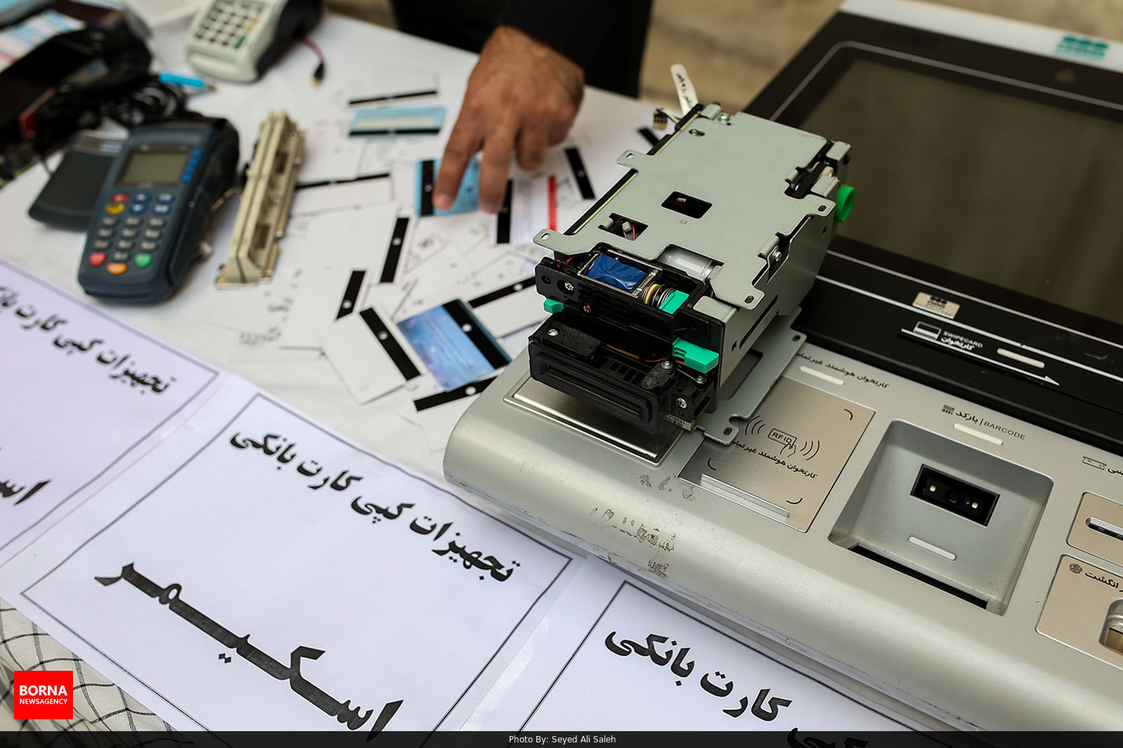 کشف دستگاه جعل کارت بانکی در تهران+عکس