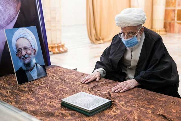 آیت الله جنتی بر سر مزار علامه مصباح یزدی+عکی