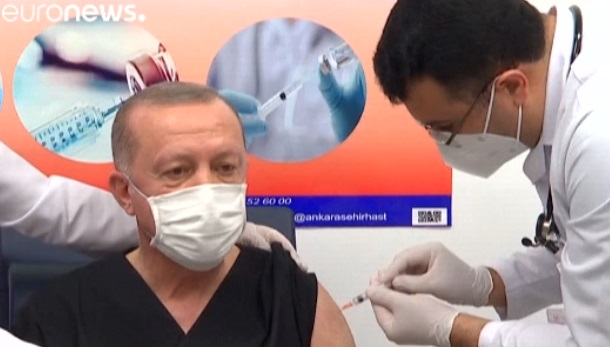 چهره اردوغان در حال تزریق واکسن چینی کرونا+عکس