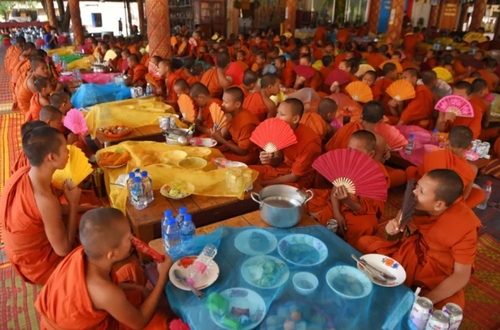 غذاخوری راهبان نوجوان بودایی+عکس