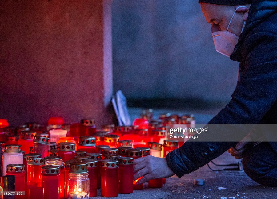 روشن کردن شمع به یاد قربانیان کرونا+عکس