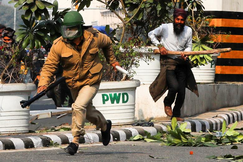 پلیس مسلح هند حریف چماق معترضان نشد+عکس