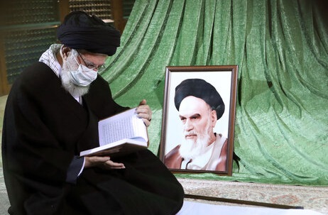 رهبر انقلاب در مرقد امام خمینی(ره) و گلزار شهدا حضور یافتند