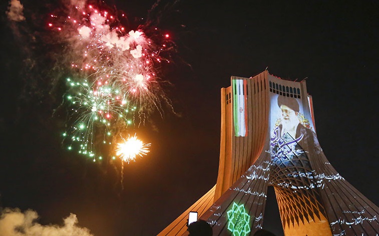 نورافشانی زیبا در برج آزادی + عکس