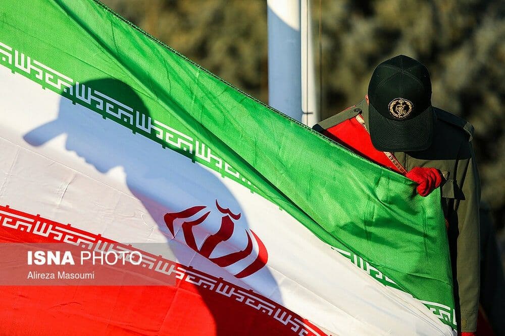 ادای احترام زیبا به پرچم ایران+عکس