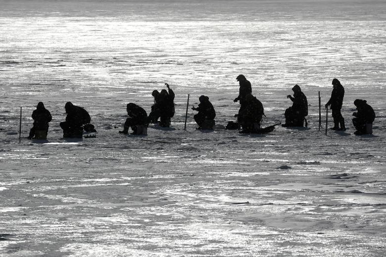ماهیگیری در رودخانه یخ زده+عکس