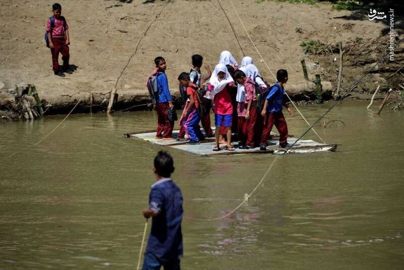 دردسر عجیب دانش آموزان برای عبور از رودخانه+عکس