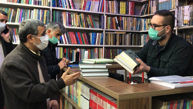 احمدی نژاد در کتابفروشی+عکس