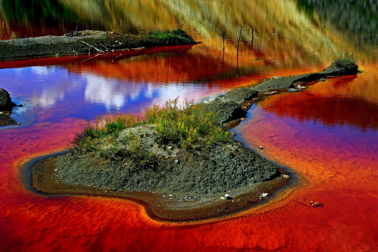 دریاچه ای که به رنگ خون درآمد+عکس