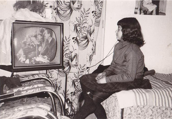 دختری در حال تماشای تلویزیون در تهران نیم قرن پیش+عکس