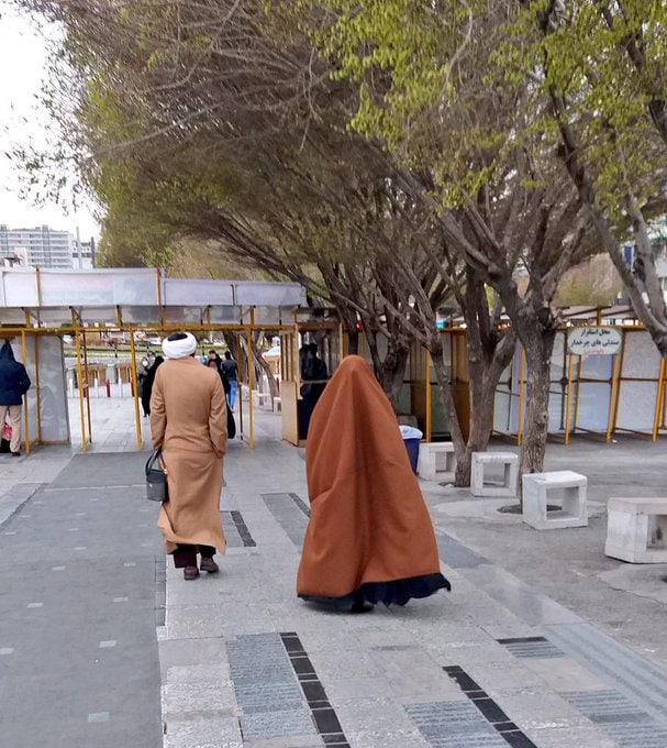 عاشقانه روحانی برای همسرش در خیابان های مشهد+عکس