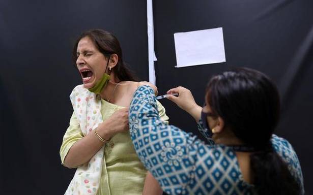 چهره عجیب زن هندی هنگام تزریق واکسن کرونا+عکس